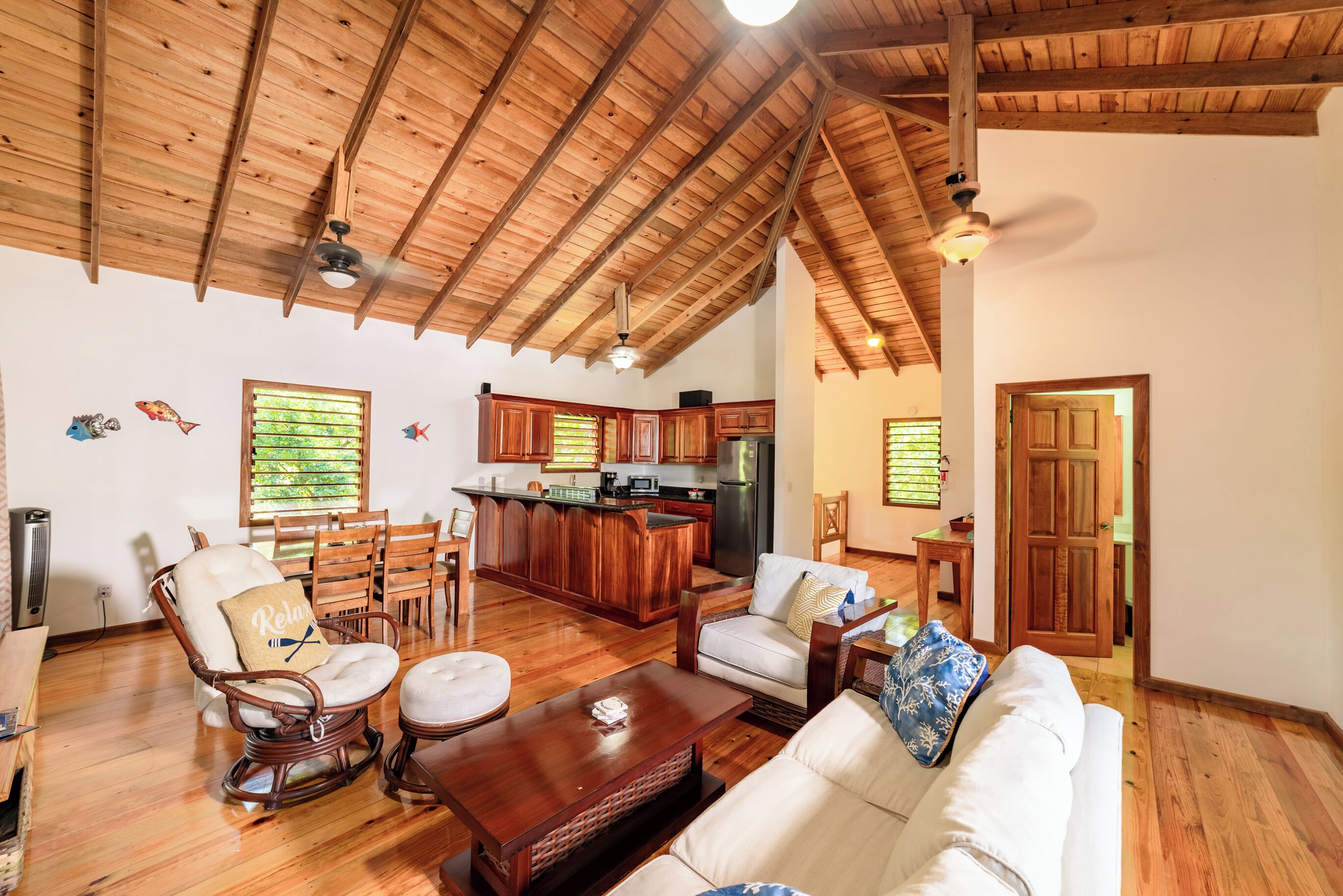 superior house, 2 bedrooms, pool access, poolside | living area | 32-inch flat-screen tv with cable channels, tv