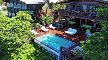 2 hồ bơi ngoài trời, mở cửa từ 7:00 đến 22:00, ghế dài tắm nắng