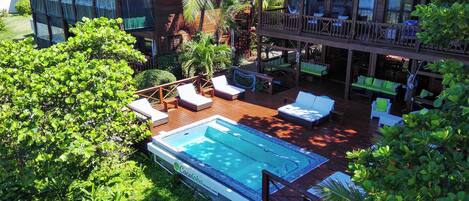 2 piscines extérieures, chaises longues