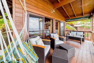 Politilly Suite - Premium Studio, 1 King Bed, Oceanview, 2nd Floor Unit | Premium-sengetøj, pengeskab på værelset, individuelt design