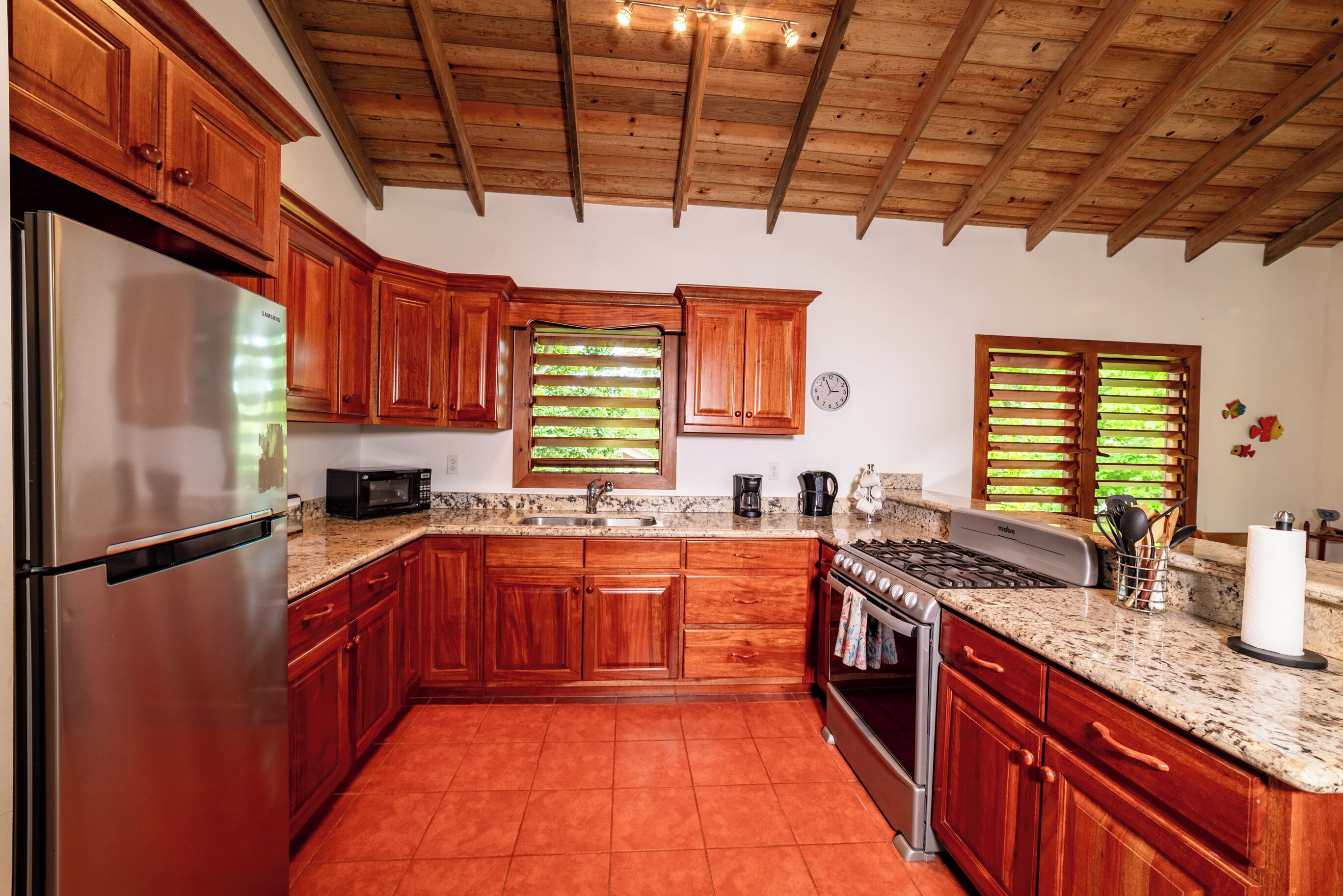 superior house, 2 bedrooms, partial ocean view | private kitchen | fridge, microwave, oven, stovetop