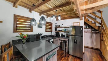 Hottest Sparrow - Premium Cottage, 1 Queen Bed, Garden Area | Private kitchen | Fridge, microwave, toaster, cookware/dishes/utensils