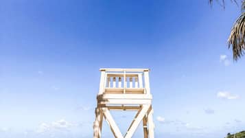 Gần bãi biển, cát trắng, khăn tắm biển, 5 quán bar trên bãi biển