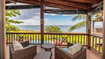 French Harbour Suite - Premium Studio, 1 King Bed, Oceanview, 2nd Floor Unit | Terraza o patio