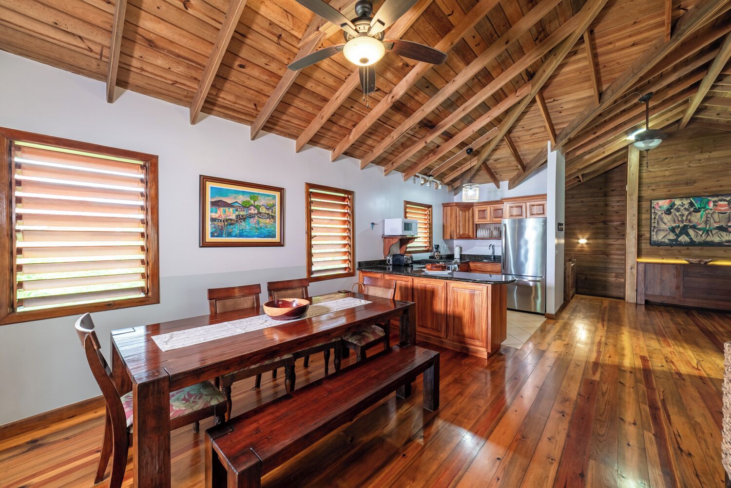 Casa superior, 2 quartos, vista para o jardim | Opções para refeição no quarto
