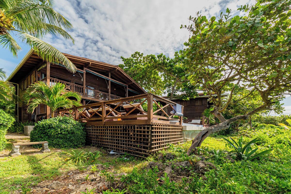 2 outdoor pools, pool loungers