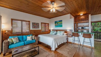Flowers Suite - Premium Studio, 1 King Bed, Oceanview, Ground Floor Unit | Ylelliset vuodevaatteet, tallelokero huoneessa