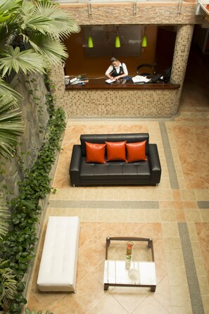 Lobby sitting area - La Quinta Porra Hotel (Armenia)