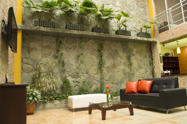 Lobby sitting area - La Quinta Porra Hotel (Armenia)