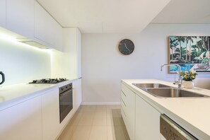 Executive Apartment, 2 Bedrooms, Lagoon View, Beachfront | Private kitchen | Full-sized fridge, microwave, stovetop, dishwasher - Saltwater Suites (Darwin)