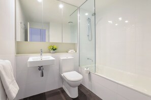 Apartament executiu, 2 dormitoris, vistes a la llacuna, primera línia de platja | Bany | Combinació de dutxa i banyera, assecador de cabells i tovalloles 