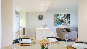 Executive Apartment, 2 Bedrooms, Lagoon View, Beachfront | Dining room