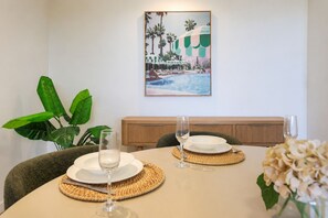 Executive Apartment, 2 Bedrooms, Lagoon View, Beachfront | Dining room - Saltwater Suites (Darwin)