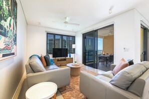 Departamento ejecutivo, 2 habitaciones, vista a la laguna, frente al mar | Área de sala de estar | Televisión de pantalla plana 