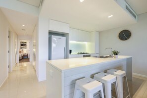 Apartament executiu, 2 dormitoris, vistes a la llacuna, primera línia de platja | Cuina privada | Frigorífic gran, microones, placa de cuina i rentaplats 