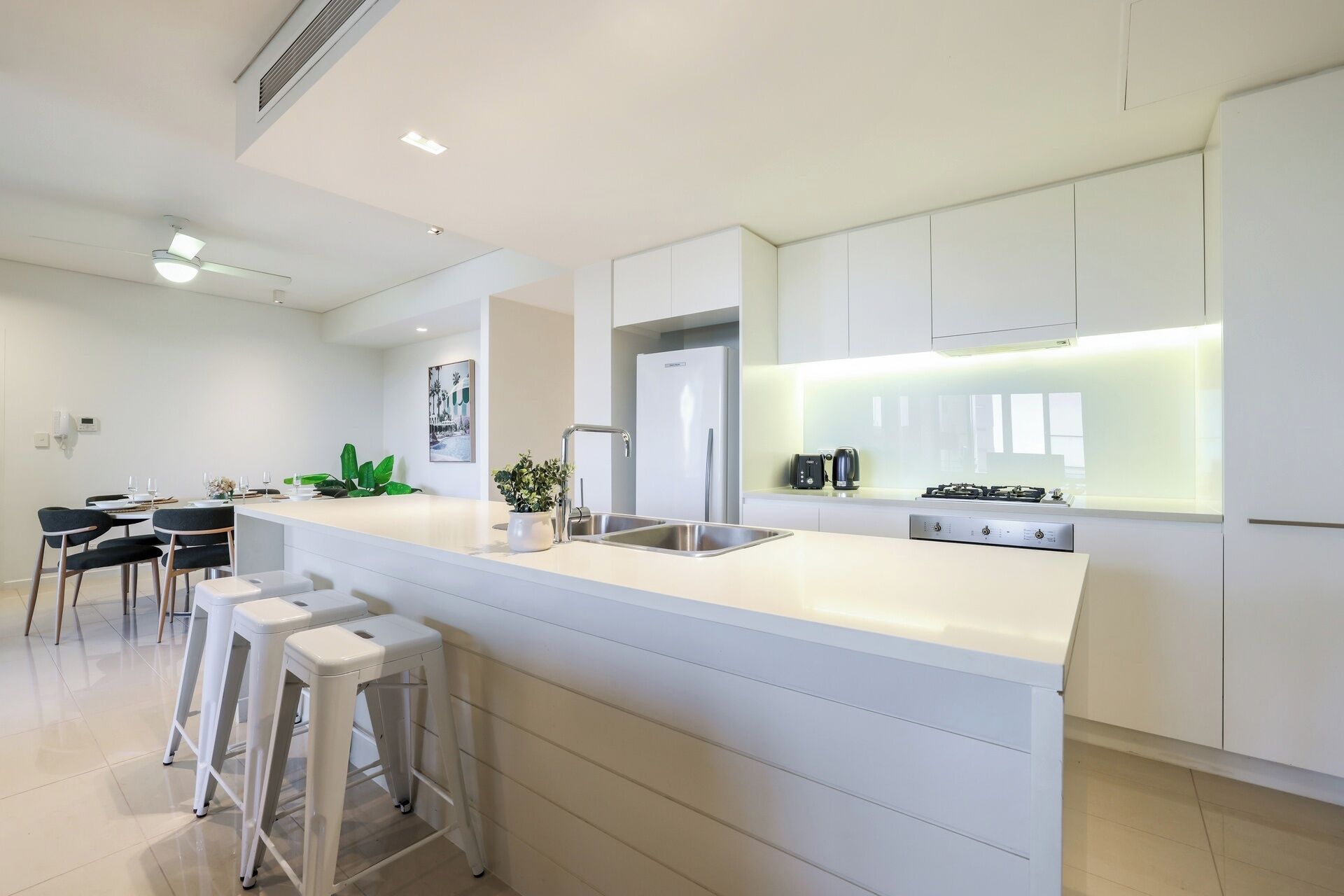 Departamento ejecutivo, 2 habitaciones, vista a la laguna, frente al mar | Cocina privada | Refrigerador con congelador, microondas y parrilla de estufa 