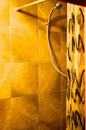 Douche, sèche-cheveux, serviettes fournies