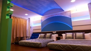 Standard-Vierbettzimmer, 2 Doppelbetten | Schreibtisch, schallisolierte Zimmer, kostenloses WLAN