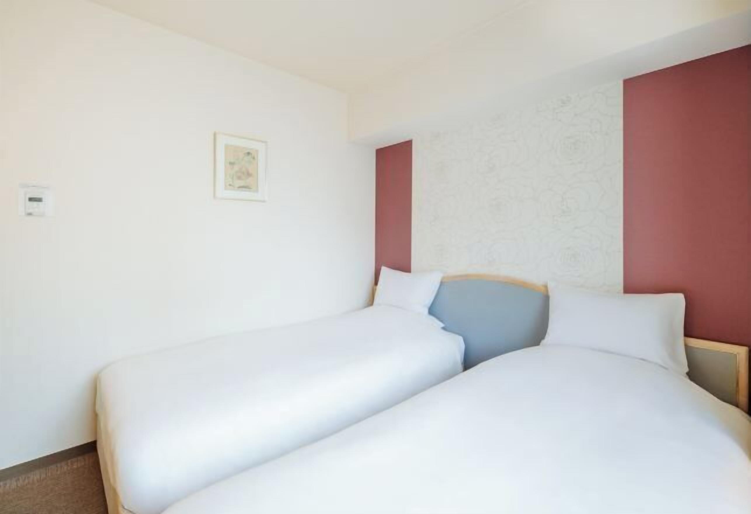 办公桌、免费高速有线上网