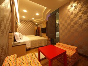Desk, free WiFi, bed sheets - Ibiza Kenting Hotel II (Hengchun)