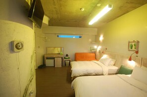 Trippelrum - flera sÀngar - balkong | 1 sovrum, mörklÀggningsgardiner, gratis wi-fi och sÀngklÀder