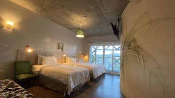 Chambre Triple, plusieurs lits, balcon | Rideaux occultants, Wi-Fi gratuit, draps fournis
