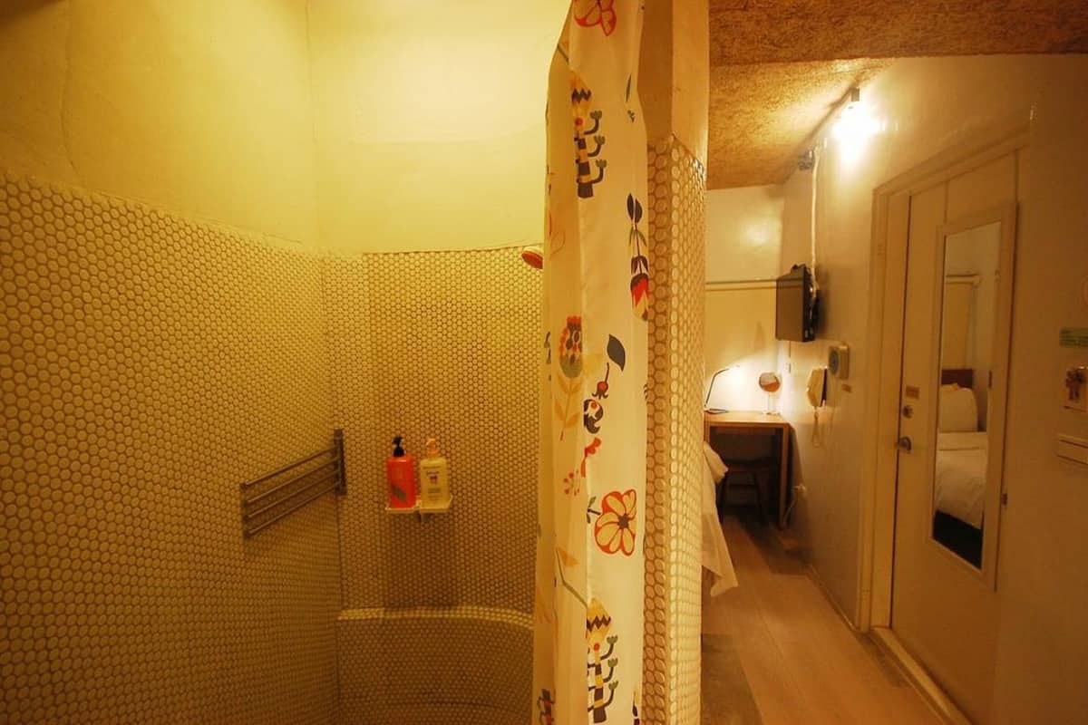 Single Room | Blackout drapes, WiFi (free), bed sheets