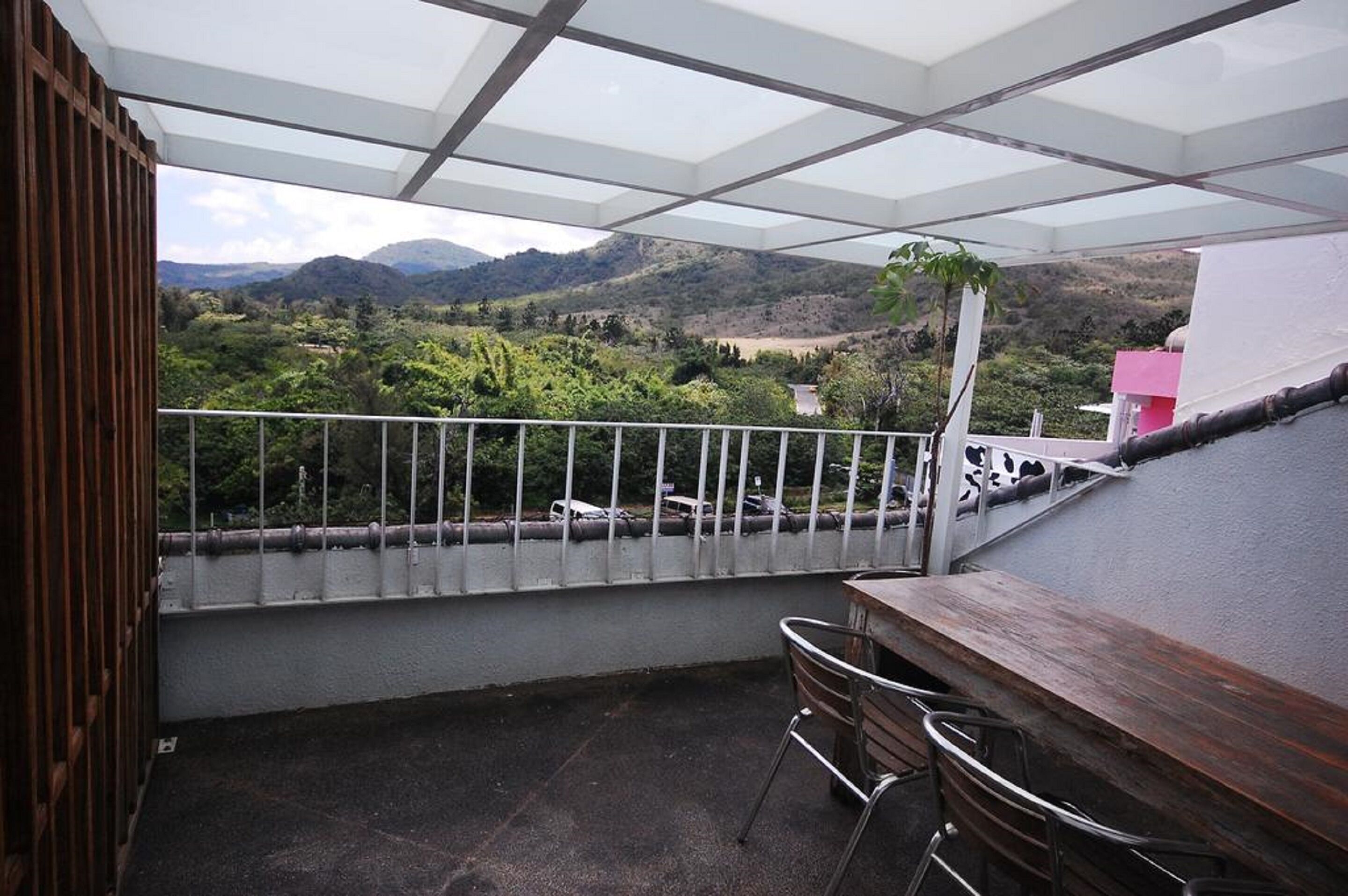 Un balcón con vistas a un paisaje montañoso.