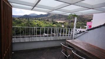 Un balcón con vistas a un paisaje montañoso.