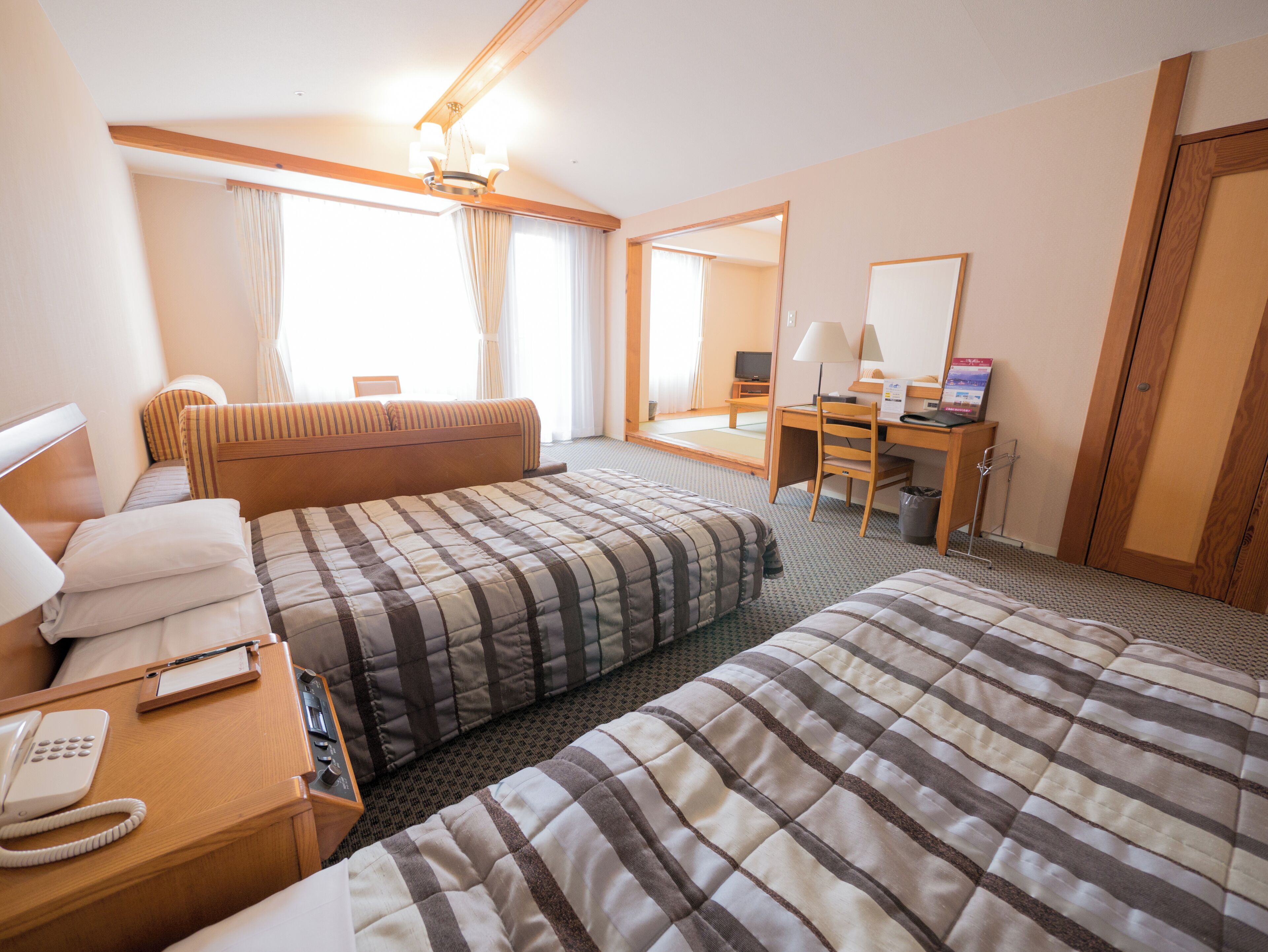 家庭客房, 6 間臥室, 非吸煙房 (Wide Japanese Western style) | 房內夾萬、遮光窗簾/窗簾、免費 Wi-Fi、床單