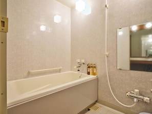 Ensemble douche/baignoire, articles de toilette gratuits, sèche-cheveux