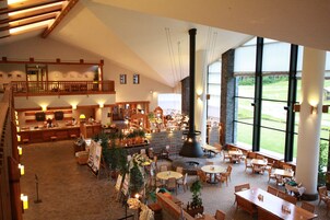 3 か所のレストラン、朝食、ランチ、ディナーに営業 (イタリア料理)