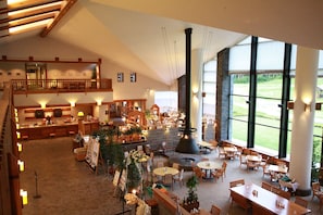 3 restaurants, breakfast, lunch, dinner served; Italian cuisine