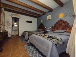 Habitación estándar, 2 camas dobles | Caja fuerte, tabla de planchar con plancha, wifi gratis