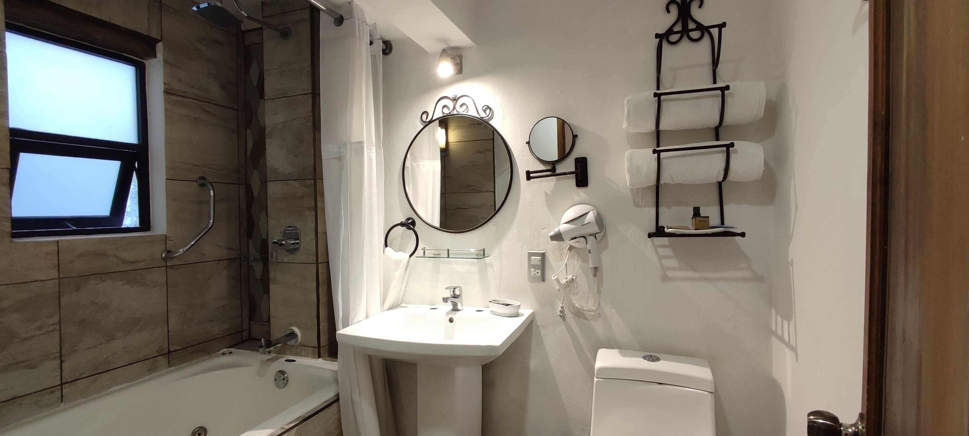 family studio, 1 bedroom | bathroom | shower, free toiletries, hair dryer, towels