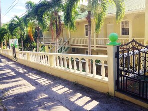 Property entrance - Island inn Apartments (Bequia Island)