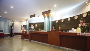 A reception area with a counter, reception desk, and clock on the wall. - Boonsiam Hotel (Krabi)