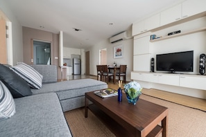 Habitación Deluxe, 2 habitaciones | Zona de estar | Televisión LED de 36 pulgadas con canales por cable, una televisión