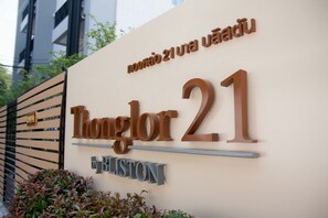 Une enseigne indiquant « Thonglor 21 », avec le mot « BLISTON » écrit en dessous.