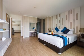 Une chambre d’hôtel moderne, dotée d’un grand lit, d’un bureau et d’une armoire.