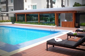 Una piscina al aire libre