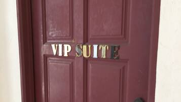 Eine dunkelrote Tür mit der Aufschrift 'VIP SUITE' in goldfarbenen Lettern.