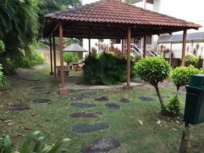 書桌、筆電工作空間、免費無線上網、床單