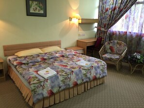 Escritorio, espacio para trabajar con laptop y wifi gratis 