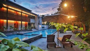 Deluxe Room, Non Smoking | Pool