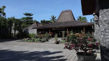 Breakfast, lunch, dinner served; international cuisine