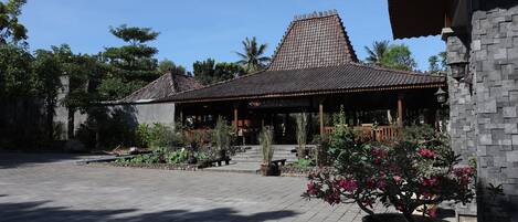 Breakfast, lunch, dinner served; international cuisine