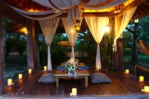 Breakfast, lunch, dinner served; international cuisine