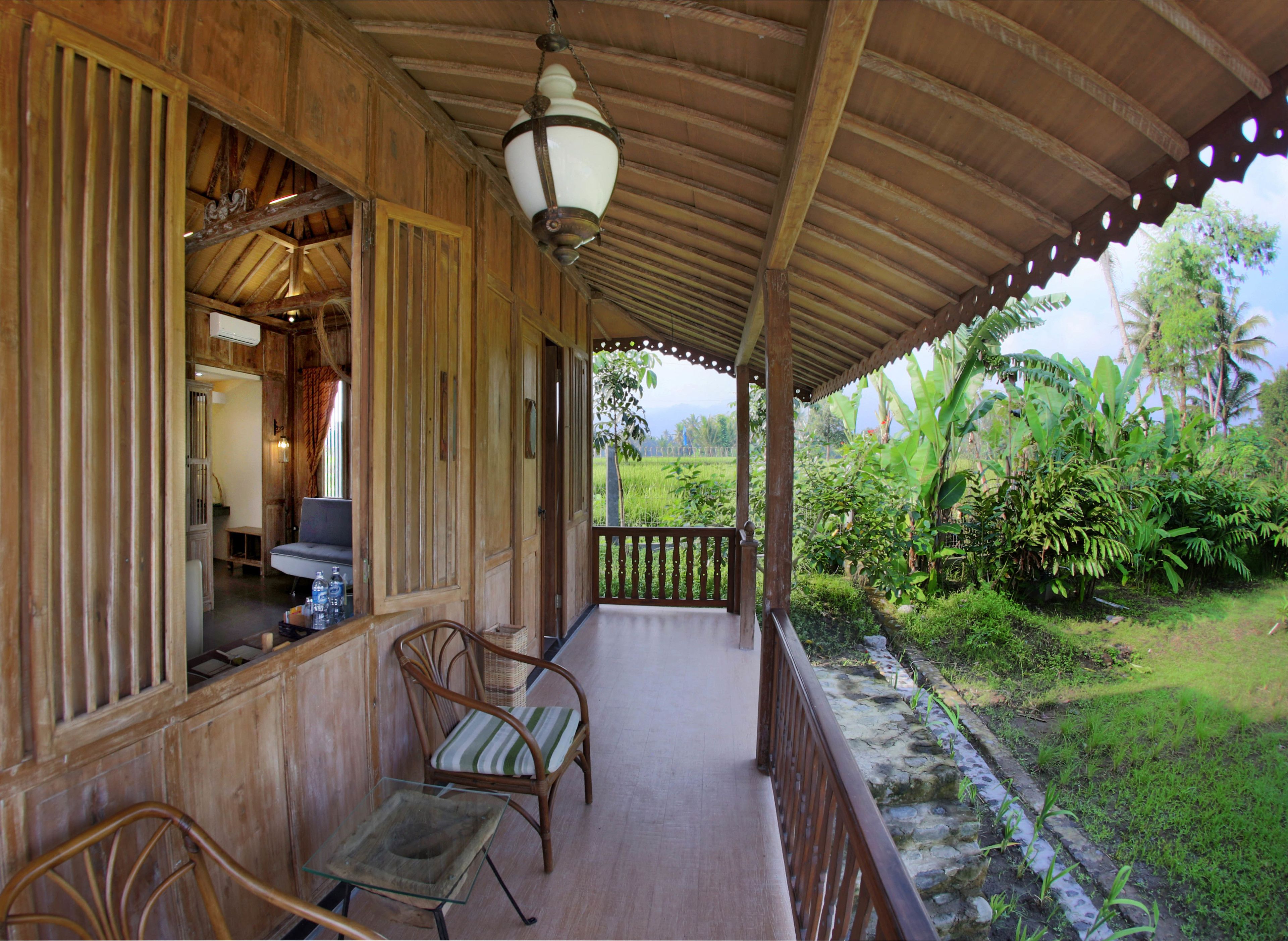 one-bedroom bungalow | balcony