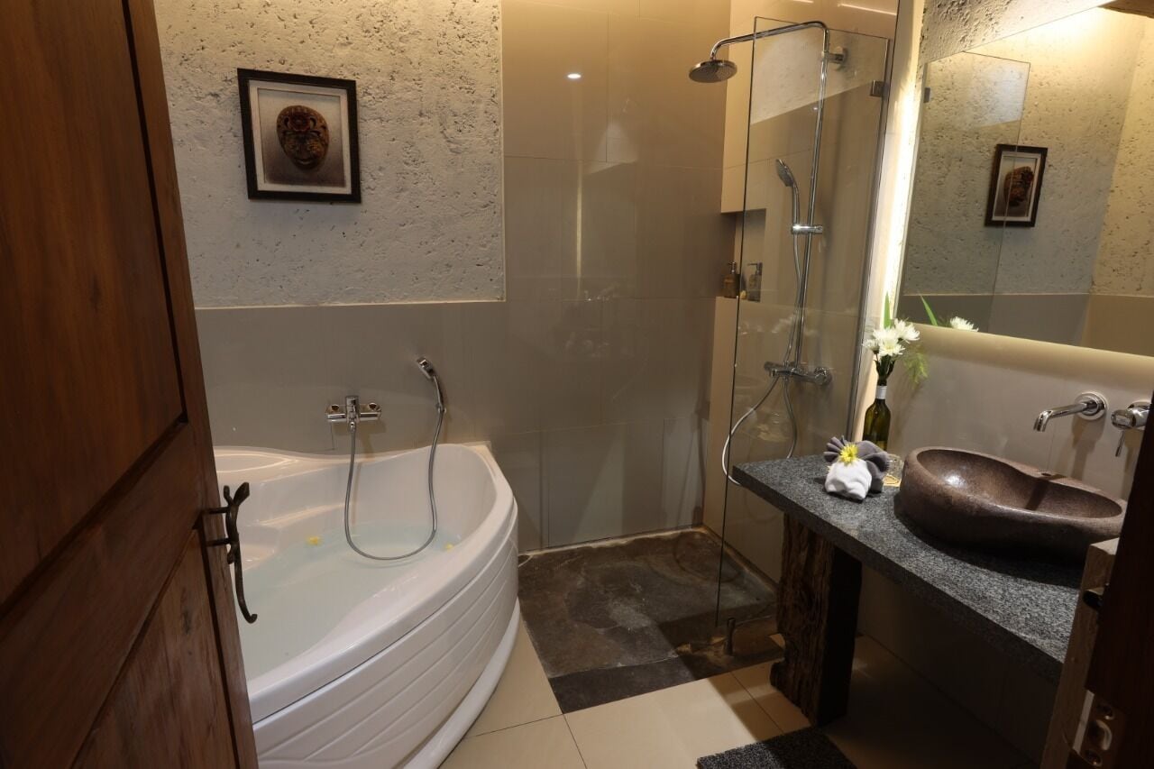 deluxe room, non smoking | bathroom | free toiletries, hair dryer, bathrobes, slippers